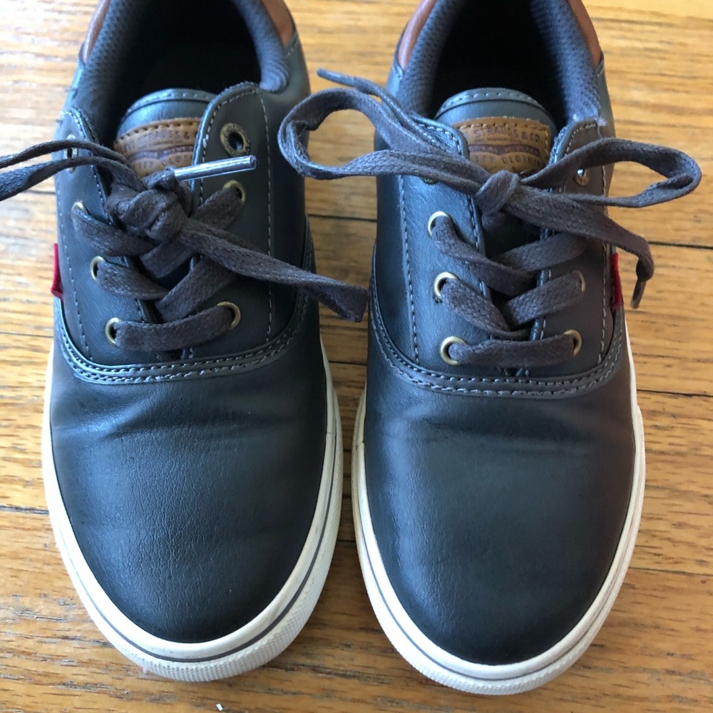Levi’s grey leather sneaker